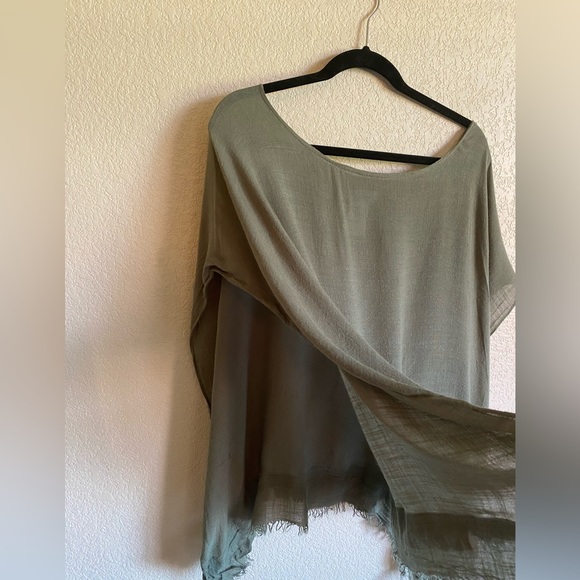 Green Short Sleeve Flowy Shaw/Pullover - Picture 5 of 5